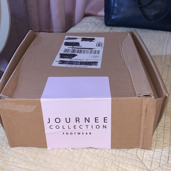 Journee Collection Elley Ivory Ankle Booties Size 7 - Picture 14 of 15